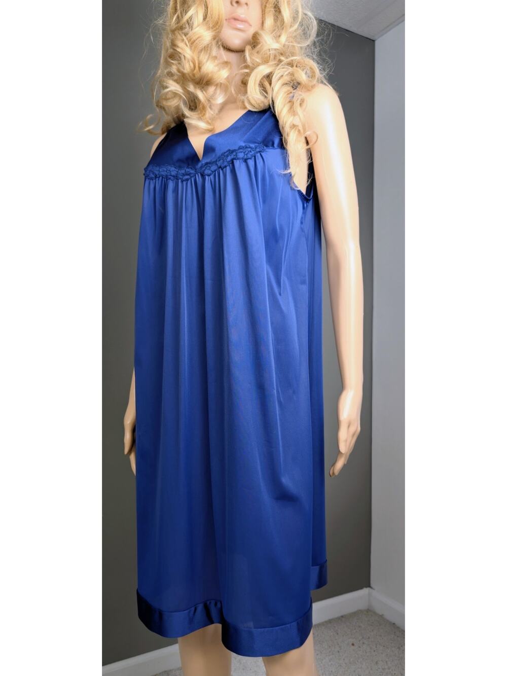 VTG Vanity Fair Sleeveless Nylon Night Gown Women’s Medium Blue Nightie 30-107